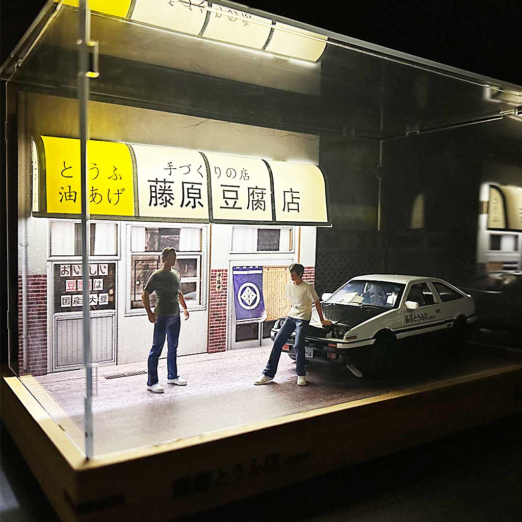 A single-storey Initial-D Fujiwara Tofu Shop diorama with clear case with an AE86 car model and mini figures in it