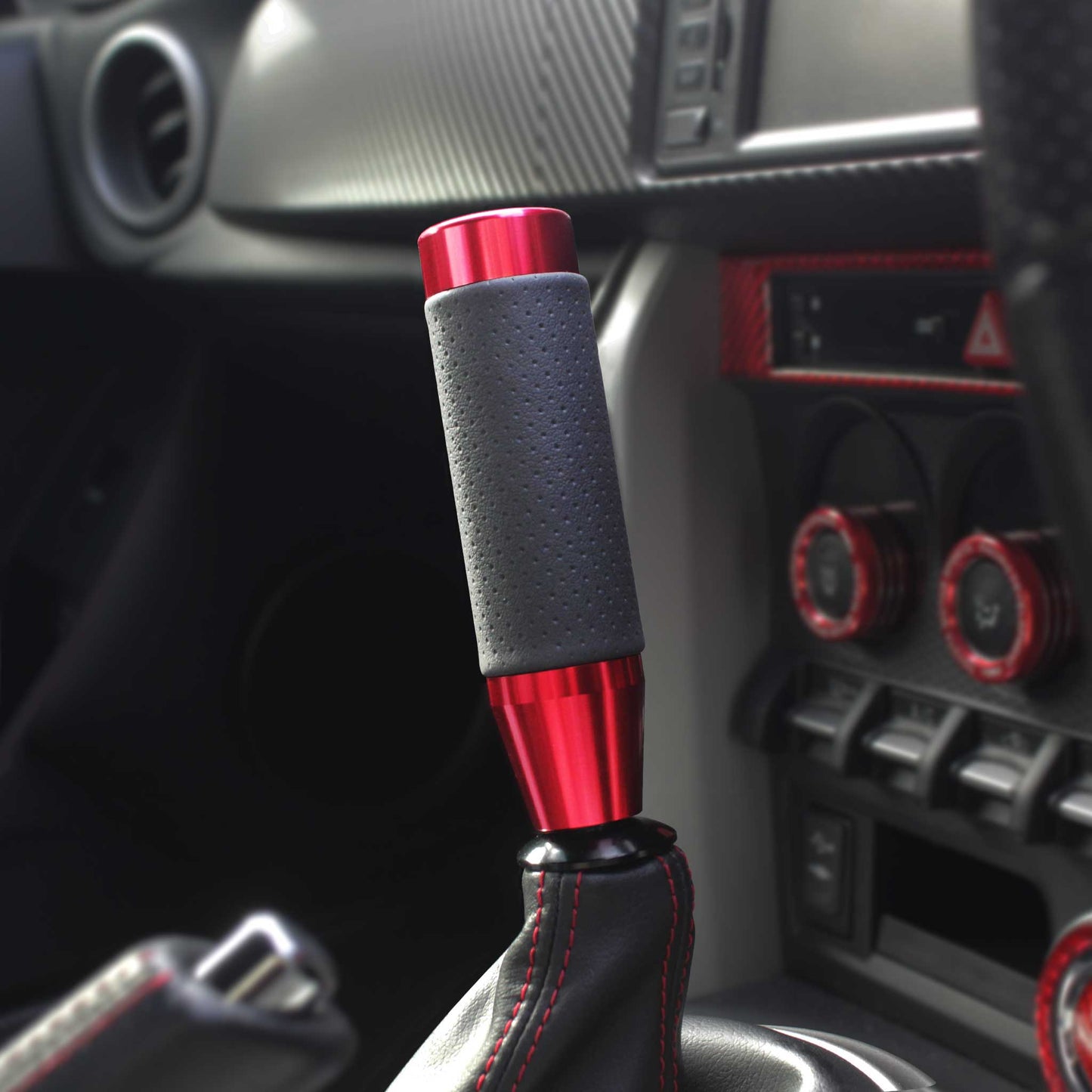 A red leather grip shift knob is installed on an auto Toyota 86 seamlessly